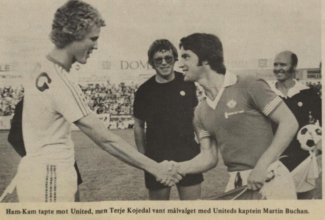 Her er et bilde fra kampen mellom HamKam og Manchester United på Briskeby gressbane 9. august 1977.<br />Kapteinene Martin Buchan og Terje Kojedal hilser på hverandre, mens dommertrioen står i bakgrunnen.<br />Hoveddommer er Leif Erik Henriksen. Han er min golfkompis som jeg har spilt desidert mest golf med de årene jeg har bedrevet den idretten.