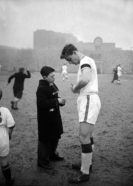 duncan edwards arsenal-united 4-5 feb 58.jpg